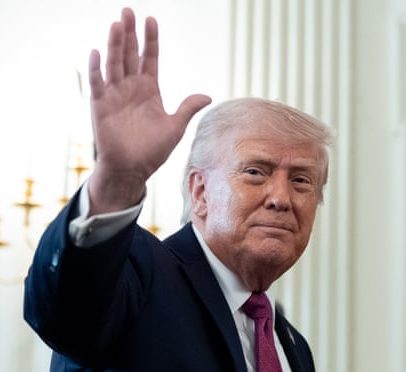 Trump lê Bíblia no Salão Oval em mensagem gravada para grupo cristão