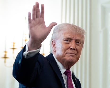 Trump lê Bíblia no Salão Oval em mensagem gravada para grupo cristão