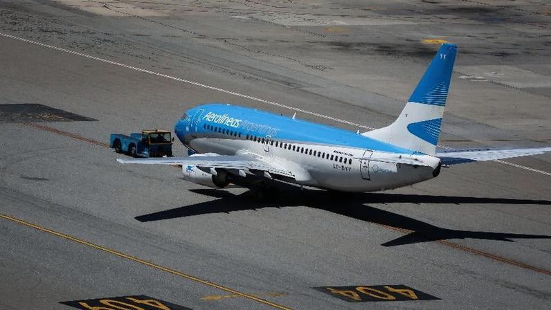 23.dez.2025 - Avião da Aerolíneas Argentinas na pista do aeroporto de Guarulhos