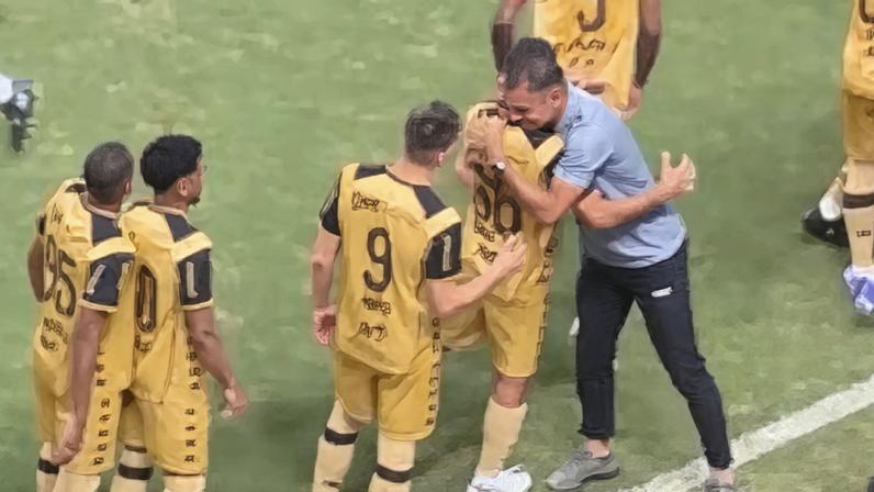 Jogadores do Sport cumprimentam Roger Silva