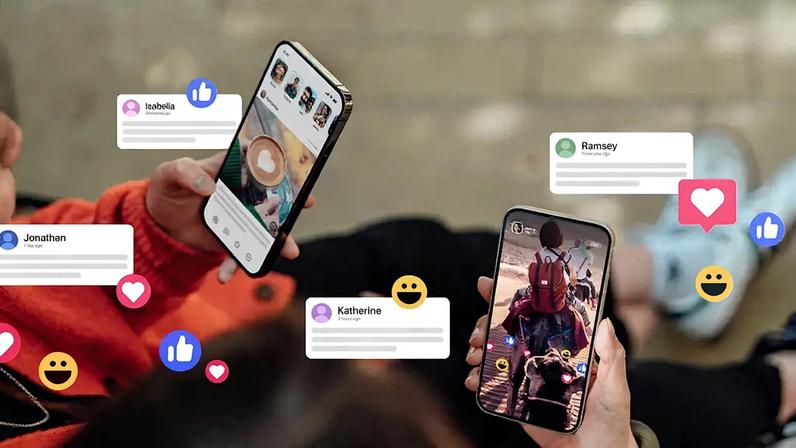 Fotografia de duas pessoas mexendo nas redes sociais pelo celular.