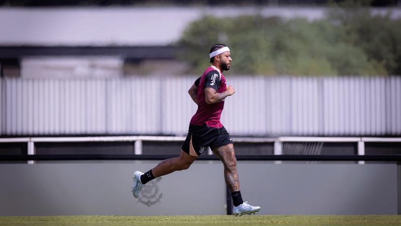 Memphis Depay faz atividade em campo durante treino do Corinthians