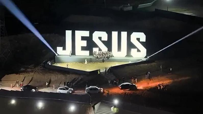 Igreja inaugura mirante com letreiro Jesus em São Paulo