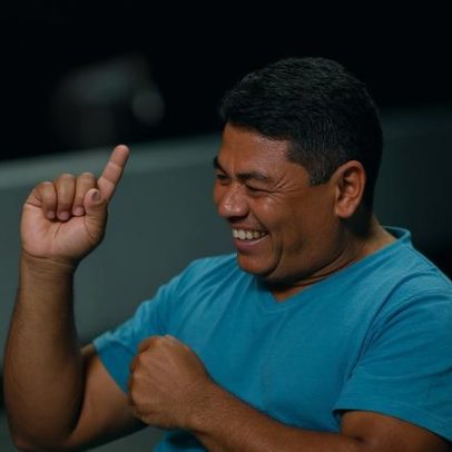 Bíblia em língua de sinais é traduzida para surdos em Cuba