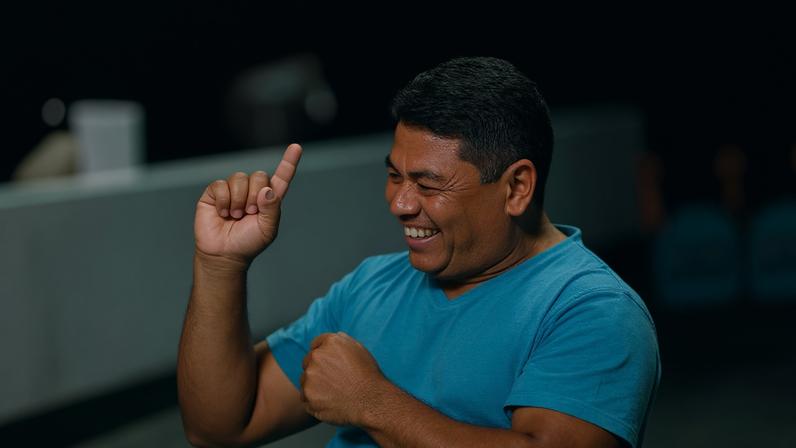 Bíblia em língua de sinais é traduzida para surdos em Cuba