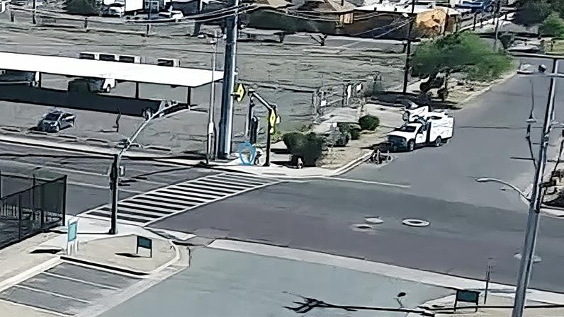 Funcionário de utilidade no Arizona salva criança durante o tráfego da hora do pico