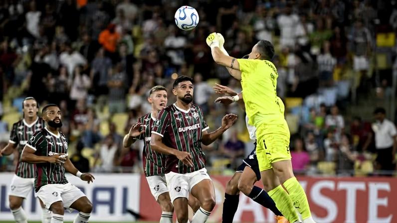 Fábio afasta bola em Fluminense x Ind. Rivadavia pela Libertadores — Foto: André Durão / ge
