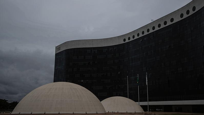 Imagem colorida mostra prédio-sede do Tribunal Superior Eleitoral (TSE) em Brasília (DF) - Metrópoles