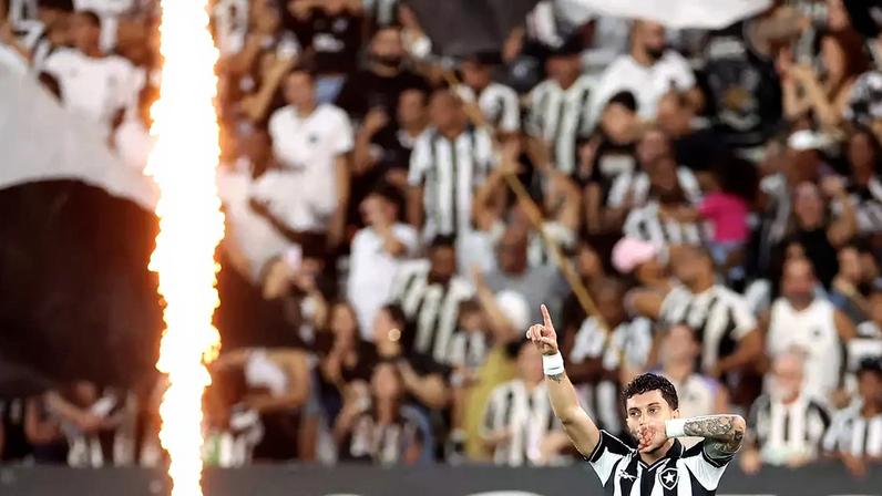 Alex Telles comemorando o gol do Botafogo