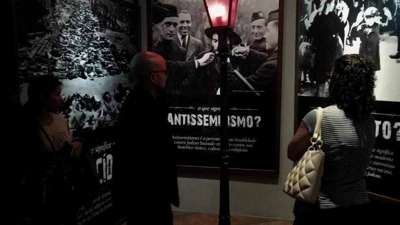 Igreja leva alunos em visita ao Memorial do Holocausto