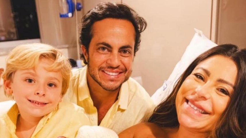 Thammy Miranda exibe filho recém-nascido na maternidade