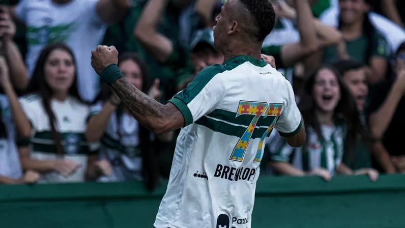 Breno Lopes celebra gol na vitória do Coritiba sobre o Atlético-MG