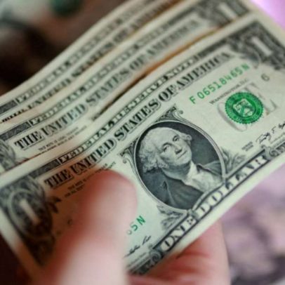 Dólar fecha em R$ 5, com mercado atento a juros no Brasil e EUA