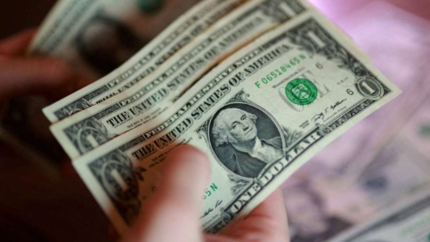 Às 17h23, ⁠o dólar futuro para maio -- atualmente o mais líquido no mercado brasileiro -- subia 0,65% na ‌B3, aos R$5,0090