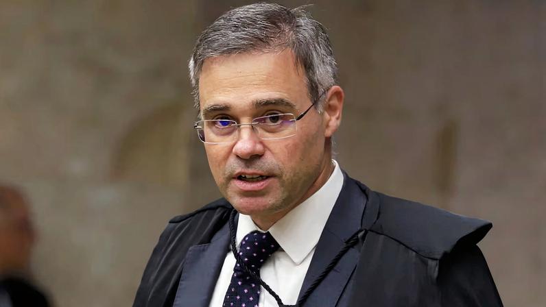 Ao pedir a palavra, Mendonça disse que não achava adequado deixar a situação indefinida