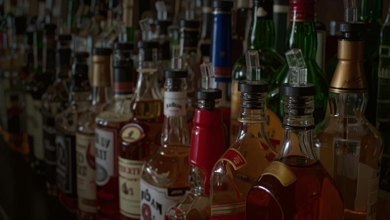 Fotografia de várias garrafas de bebidas alcoólicas.