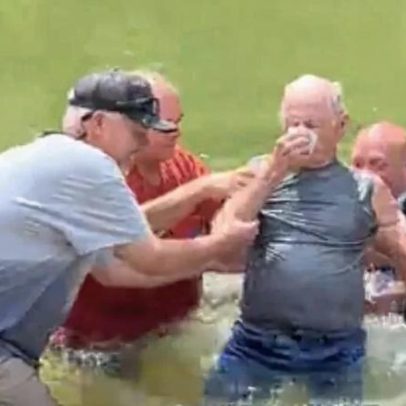 Homem de 92 anos é batizado por outros idosos em rio: 'Nunca é tarde'
