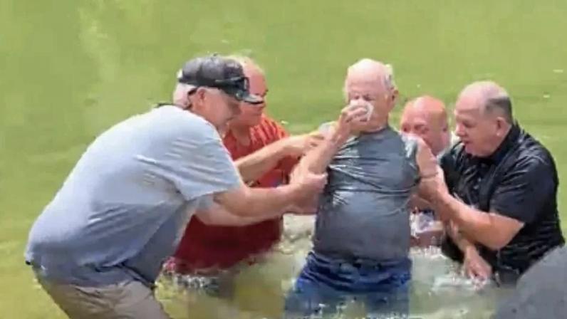 Homem de 92 anos é batizado por outros idosos em rio: 'Nunca é tarde'