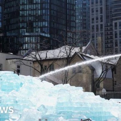 Bombeiros descongelam enorme instalação de gelo de Drake em Toronto