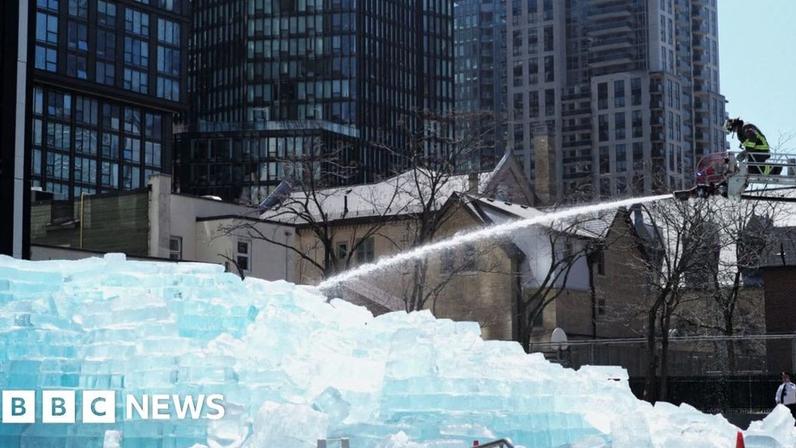 Bombeiros descongelam enorme instalação de gelo de Drake em Toronto