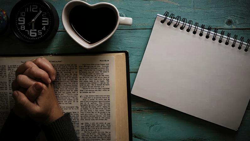 Oração diária pode mudar sua postura ao longo do dia