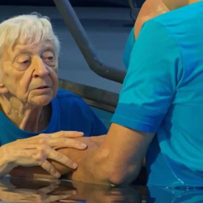Idosa de 95 anos é batizada na igreja e diz sentir-se leve e realizada