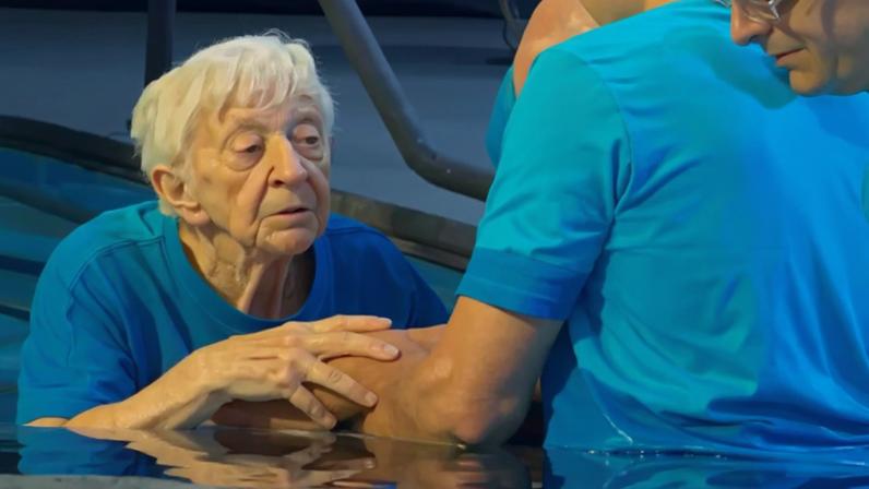 Idosa de 95 anos é batizada na igreja e diz sentir-se leve e realizada