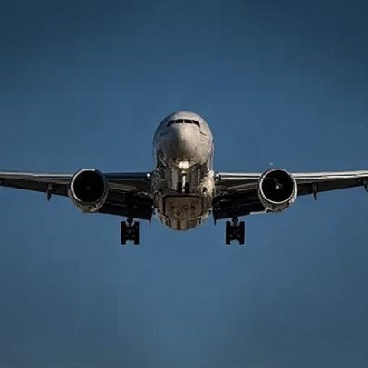 Conflito no Oriente Médio eleva custos de voos e reduz oferta mundial