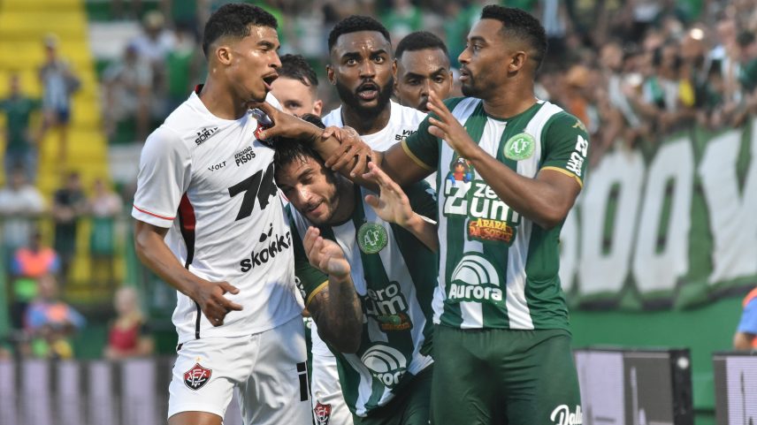 Vitória tenta empate com Chapecoense após expulsão na Arena Condá