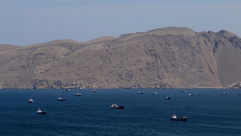 27.abr.26 - Navios no Estreito de Hormuz, em Musandam, Omã
