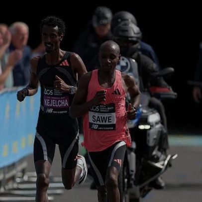 Dois homens derrubam barreira considerada insuperável na maratona