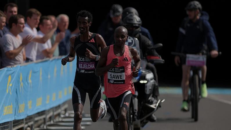Fotografia de Sabastian Sawe, da Equipe Quênia, lidera Yomif Kejelcha, da Equipe Etiópia, durante a Maratona de Londres TCS 2026 Masculina.