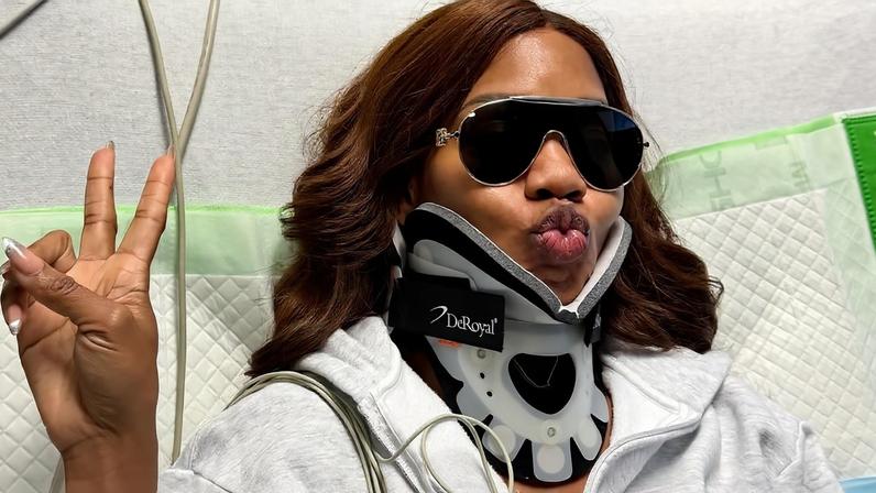 Sarah Jakes Roberts aparece em leito hospitalar usando colar cervical após sofrer fratura no pescoço. (Foto: Instagram/sarahjakesroberts)