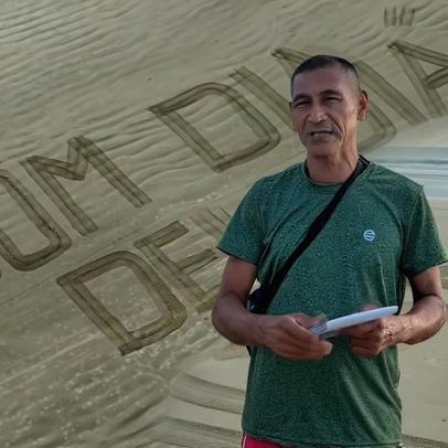 Morador inspira com mensagens de fé na areia de praia em SC