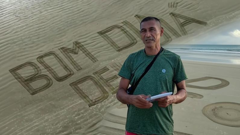 Morador inspira com mensagens de fé na areia de praia em SC