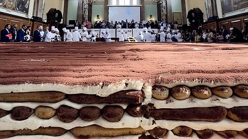 Chefs criam tiramisu mais longo do mundo com 2 t de mascarpone e 19 mil ovos