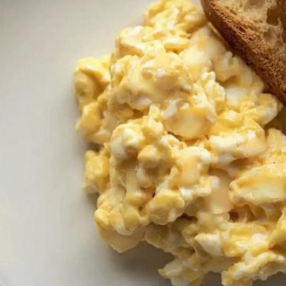Chefs revelam truques para ovos mexidos cremosos no café da manhã de hotel