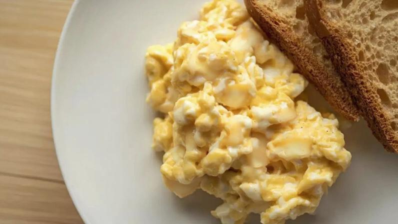 Com apenas dois ingredientes e em poucos minutos, você pode preparar ovos mexidos cremosos, que garantem praticidade, sabor e saciedade