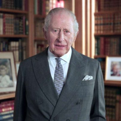 Rei Charles III afirma que situação mundial atual teria perturbado Elizabeth II