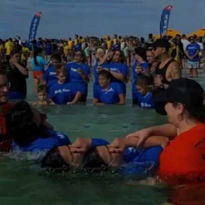 Igreja batiza 1.000 pessoas em praia da Flórida