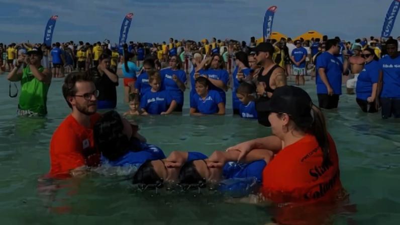 Igreja batiza 1.000 pessoas em praia da Flórida