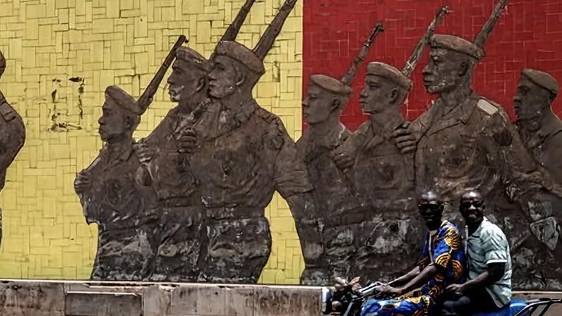 Bamako encara violência à porta, toque de recolher e show cancelado