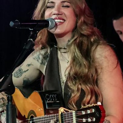 Elana Dara antecipa nova fase do show no Hopi Pride, mais solar