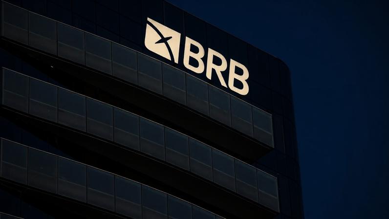 Fachada moderna de edifício azul com o logo branco BRB e varandas salientes.