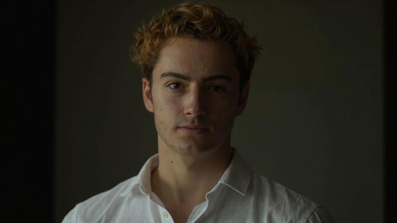 Adolescente francês é acusado em Singapura por vídeo de lamber canudo de máquina