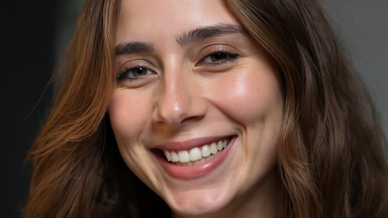 Em cenas que vão ar a partir desta quarta, 22, na novela das nove da Globo, Lucélia (Daphne Bozaski) apontará uma arma para Vandilson (Vinicius Teixeira) para forçá-lo a maquiá-la.