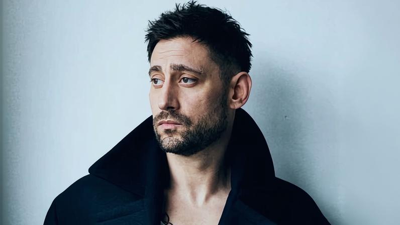 Michael Socha comenta This Is England, barba irregular e o thriller The Cage