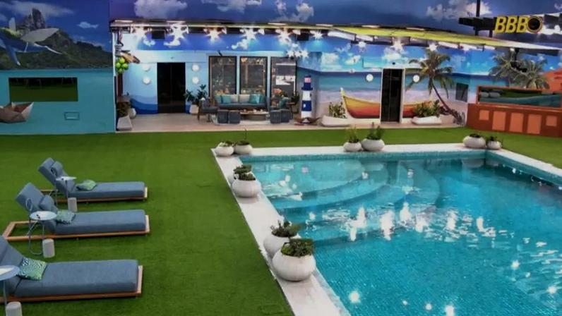 A casa do BBB 26 está tranquila na noite deste domingo, pré-eliminação. Ana Paula, Boneco e Milena estão no Paredão