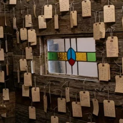 Loja de roupas instala capela de oração, gerando reação entre clientes