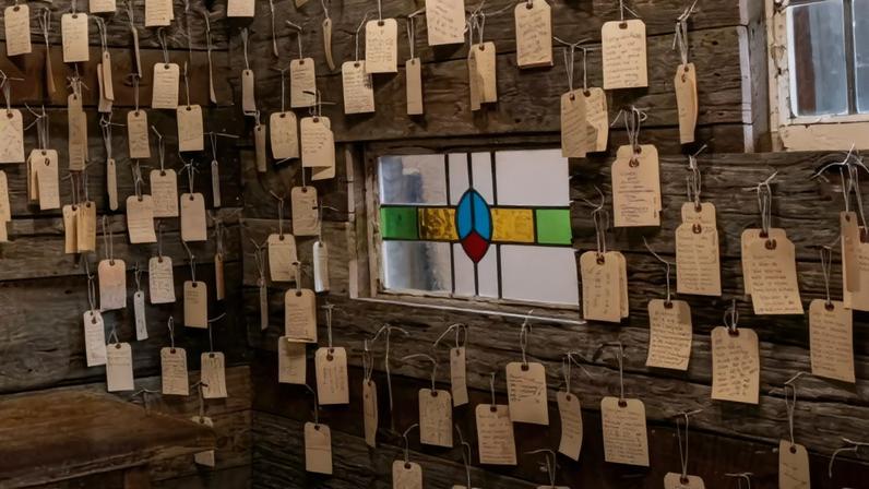 Loja de roupas instala capela de oração, gerando reação entre clientes